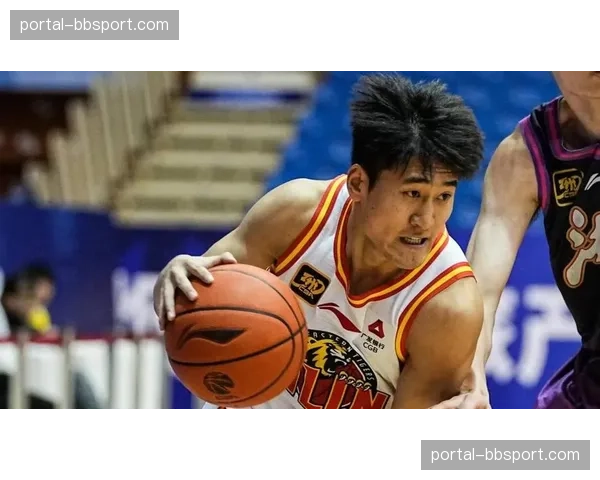 吉林东北虎凭借姜伟泽、姜宇星的“二姜”连线战术，险胜四川金荣实业