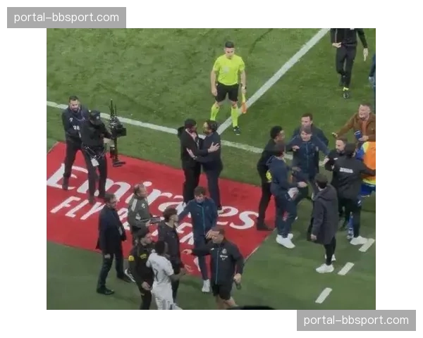 镜头聚焦：皇马后卫吕迪格在一次防守中示意队友换位，完成从区域到盯人的瞬间切换